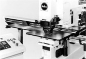 MUBEA Auflagetisch mit CNC-gesteuerten Anschlägen AT/GA